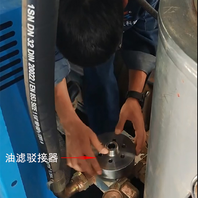 安装油驳器672.jpg 安装油驳器672.jpg